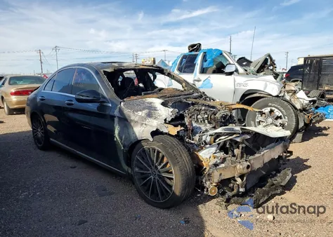 2019 Mercedes-Benz C 300 z USA, uszkodzony, nr VIN 55SWF8DB9KU293175